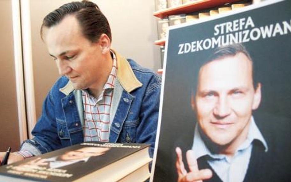 „Strefa zdekomunizowana” – tablicę z takim napisem Radosław Sikorski powiesił przed swoją posiadłośc