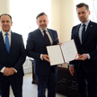 Od lewej: sekretarz stanu w MSiT Andrzej Gut-Mostowy, prezes POT Rafał Szmytke, minister Kamil Bortn