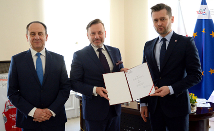 Od lewej: sekretarz stanu w MSiT Andrzej Gut-Mostowy, prezes POT Rafał Szmytke, minister Kamil Bortn