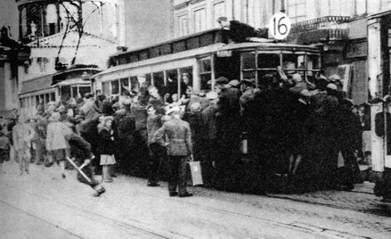 Warszawa w latach niemieckiej okupacji. Ulica Nowy Świat i kościół św. Aleksandra na placu Trzech Kr