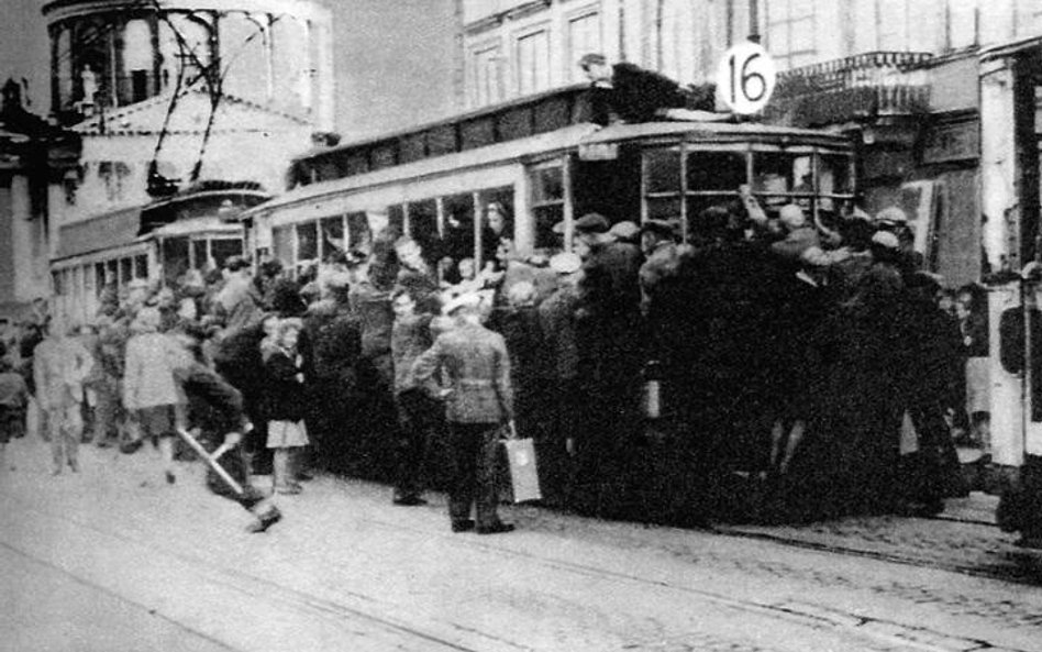 Warszawa w latach niemieckiej okupacji. Ulica Nowy Świat i kościół św. Aleksandra na placu Trzech Kr