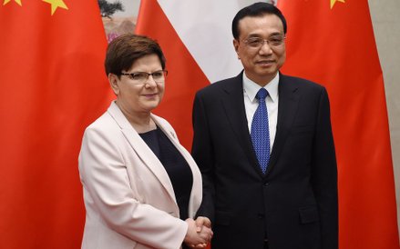 Premier Beata Szydło (L) podczas spotkania z premierem ChRL Li Keqiangiem (P) w Pekinie.