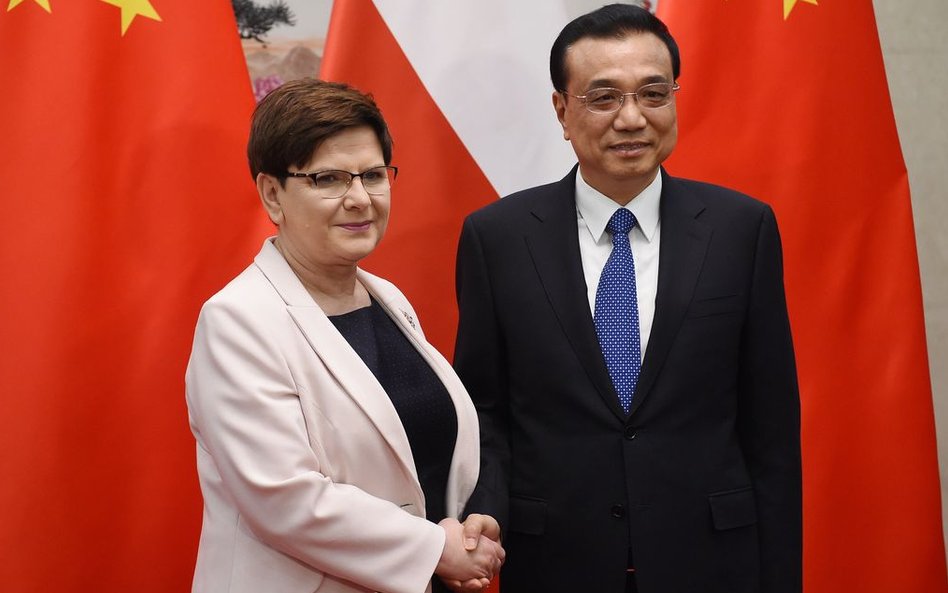 Premier Beata Szydło (L) podczas spotkania z premierem ChRL Li Keqiangiem (P) w Pekinie.