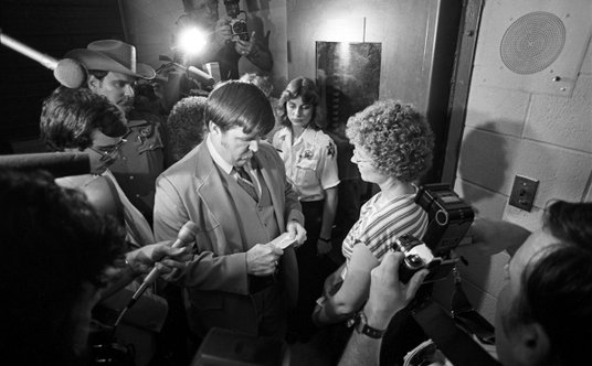 Candace w biurze szeryfa hrabstwa Collin po tym, jak została oskarżona o zabicie Betty Gore.