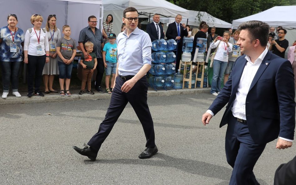 Premier Mateusz Morawiecki i KPRM Michał Dworczyk podczas rodzinnego pikniku z okazji Dnia Dziecka w