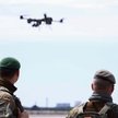 Niemieccy żołnierze Dywizji Obrony Kraju podczas prezentacji dronów