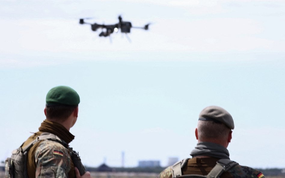 Niemieccy żołnierze Dywizji Obrony Kraju podczas prezentacji dronów