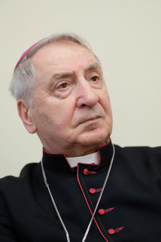 Arcybiskup Józef Kowalczyk w kurii metropolitalnej w Gnieźnie podczas premiery swojej książki pt. „N