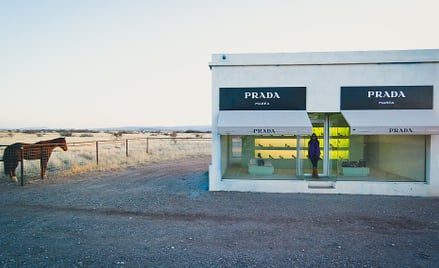 Butik Prada Marfa stanął na pustyni w Teksasie w 2005 roku.