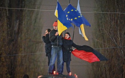 Rewolucja godności była próbą zbliżenia Ukrainy do Europy, stąd stała obecność europejskich symboli.