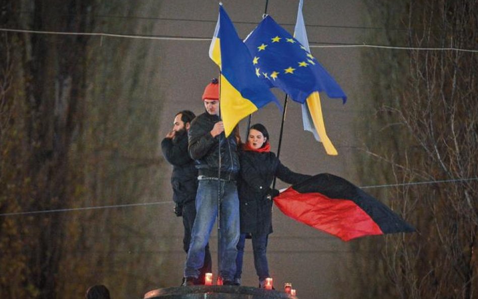 Rewolucja godności była próbą zbliżenia Ukrainy do Europy, stąd stała obecność europejskich symboli.