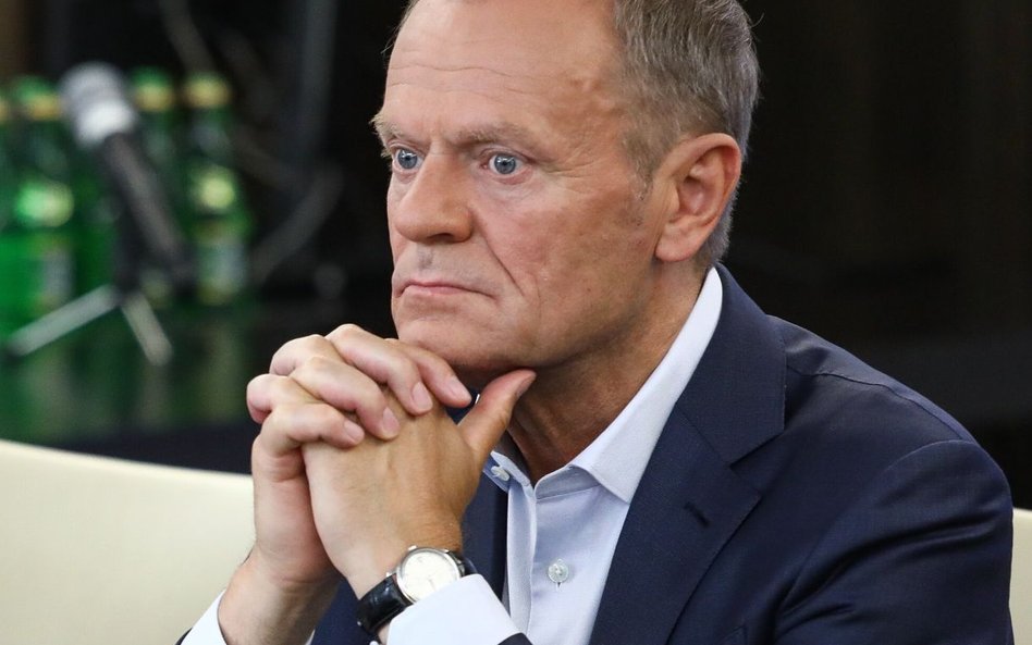 Przewodniczący Platformy Obywatelskiej Donald Tusk na spotkaniu liderów opozycji w Senacie odniósł s