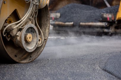 Prace drogowe stanowią kontynuację budowy sieci kanalizacyjnej realizowanej przy nowym osiedlu miesz