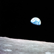 Wschód Ziemi - zdjęcie Ziemi wynurzającej się zza horyzontu Księżyca, wykonane na orbicie wokółksięż