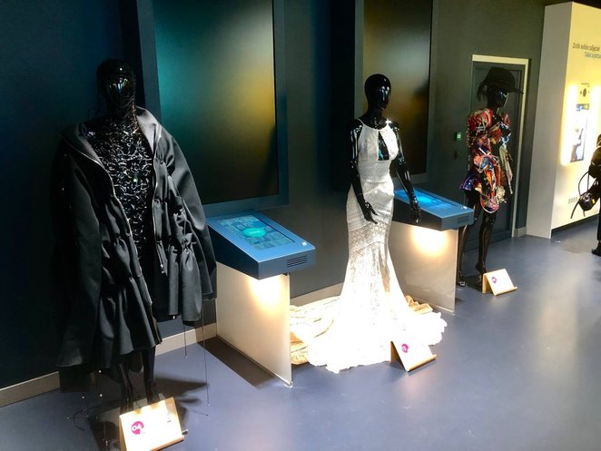 Kreacje na wystawie powstały z wykorzystaniem upcyklingu tekstyliów, udowadniając, że odpowiedzialno