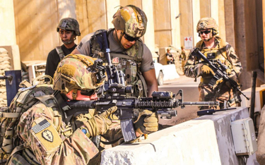 Amerykańscy żołnierze zajmujący pozycję wokół ambasady USA w Bagdadzie