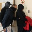 Zatrzymany 22 września Artur K. (pierwszy od prawej) w delegaturze departamentu ds. przestępczości z