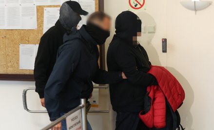 Zatrzymany 22 września Artur K. (pierwszy od prawej) w delegaturze departamentu ds. przestępczości z