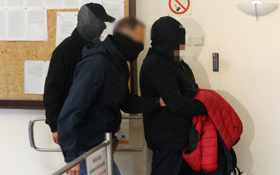 Zatrzymany 22 września Artur K. (pierwszy od prawej) w delegaturze departamentu ds. przestępczości z
