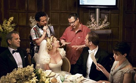 Na planie „Melancholii” Lars von Trier rozmawia z Kirsten Dunst. – Przychodzą chwile, że nagle wybuc