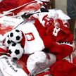 Breloczki, chorągiewki, kubki, naklejki, koszulki – na takie związane z Euro 2012 upominki mogą licz