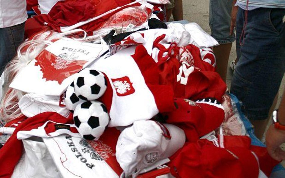 Breloczki, chorągiewki, kubki, naklejki, koszulki – na takie związane z Euro 2012 upominki mogą licz
