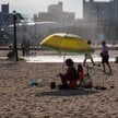 Plażowicze na Coney Island w Nowym Jorku podczas „kopuły ciepła”, która uderzyła we wschodnie wybrze