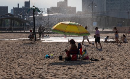 Plażowicze na Coney Island w Nowym Jorku podczas „kopuły ciepła”, która uderzyła we wschodnie wybrze