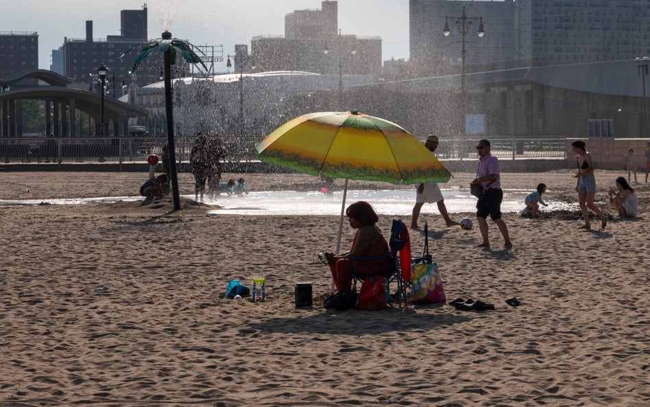 Plażowicze na Coney Island w Nowym Jorku podczas „kopuły ciepła”, która uderzyła we wschodnie wybrze
