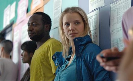 W światłach reflektorów