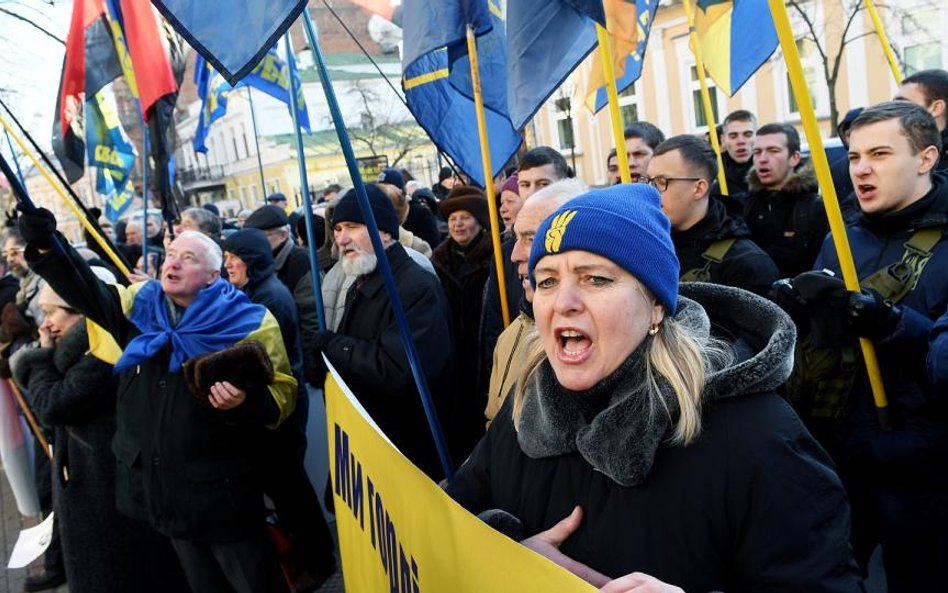 Ukraińscy nacjonaliści protestowali w poniedziałek przed polską ambasadą w Kijowie