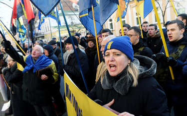 Ukraińscy nacjonaliści protestowali w poniedziałek przed polską ambasadą w Kijowie