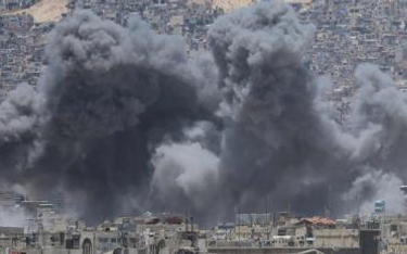 Wojna domowa w Syrii trwa już ponad sześć lat. Na zdjęciu skutki niedzielnego ataku na przeciwników 