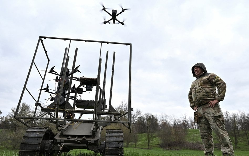 Ukraińscy żołnierze wypuszczają drony z bezzałogowego pojazdu naziemnego podczas testów na poligonie