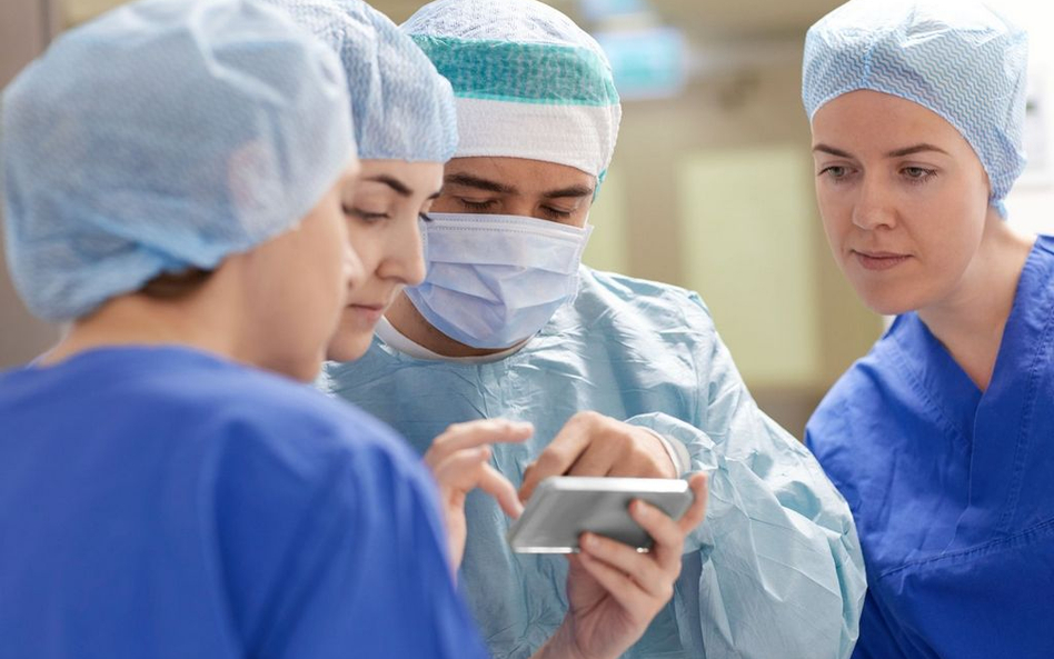 Jak smartfon może pomóc neurochirurgowi