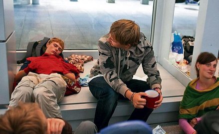 Na warszawskim Okęciu co noc układa się do snu kilka osób