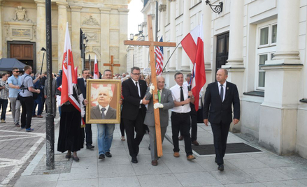 Uroczystości przed Pałacem Prezydenckim w Warszawie, 10 bm. Jak co miesiąc, w sąsiadującym z pałacem