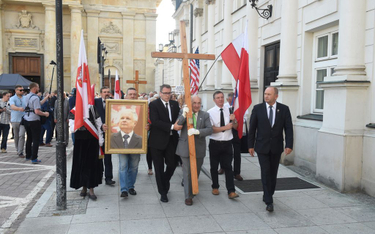 Uroczystości przed Pałacem Prezydenckim w Warszawie, 10 bm. Jak co miesiąc, w sąsiadującym z pałacem