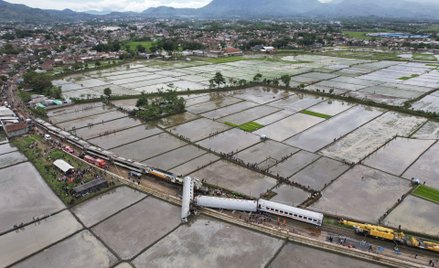 Pociągi zderzyły się w pobliżu stolicy prowincji Jawa Zachodnia