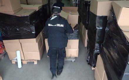 Przemyt niemal 240 tys. paczek papierosów wartych ok. 3 mln zł zatrzymali lubelscy celnicy.