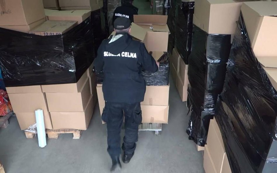 Przemyt niemal 240 tys. paczek papierosów wartych ok. 3 mln zł zatrzymali lubelscy celnicy.