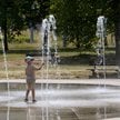 Ludzie szukają ochłody np. w fontannach. W związku z rekordowymi upałami cała Polska objęta jest ost