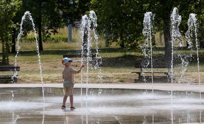 Ludzie szukają ochłody np. w fontannach. W związku z rekordowymi upałami cała Polska objęta jest ost