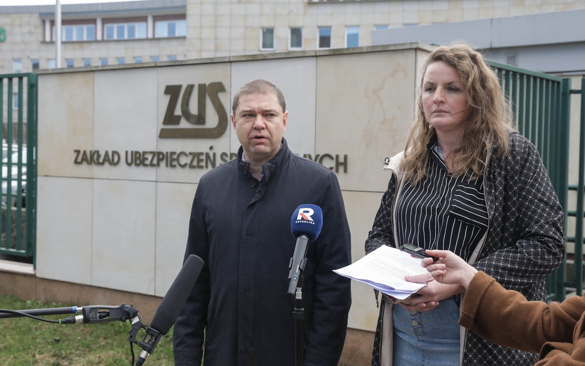 Prawie miliard złotych kosztów dla ZUS. Związkowcy chcą podwyżek, okupują centralę