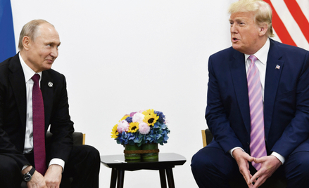 Prezydent USA Donald Trump rozmawia z prezydentem Rosji Władimirem Putinem podczas szczytu G20 w Osa