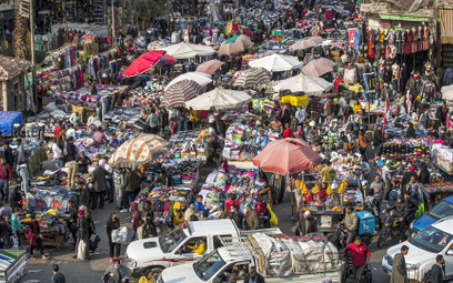Handel przy ulicznych straganach w centrum Kairu
