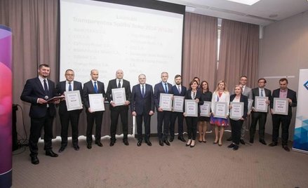 Przedstawiciele nagrodzonych spółek z WIG20 (było ich 14). Dyplomy wręczył Jacek Fotek, wiceprezes G