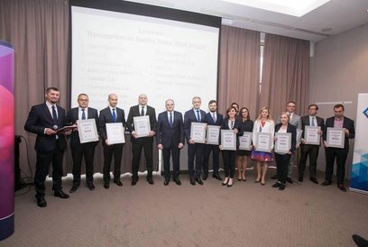 Przedstawiciele nagrodzonych spółek z WIG20 (było ich 14). Dyplomy wręczył Jacek Fotek, wiceprezes G