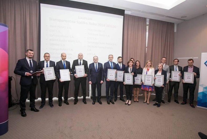 Przedstawiciele nagrodzonych spółek z WIG20 (było ich 14). Dyplomy wręczył Jacek Fotek, wiceprezes G