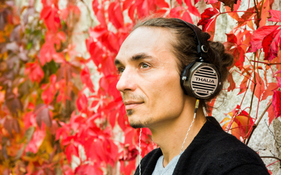 Słuchawki bezprzewodowe już nie są „cool”? Nowy trend wśród młodych